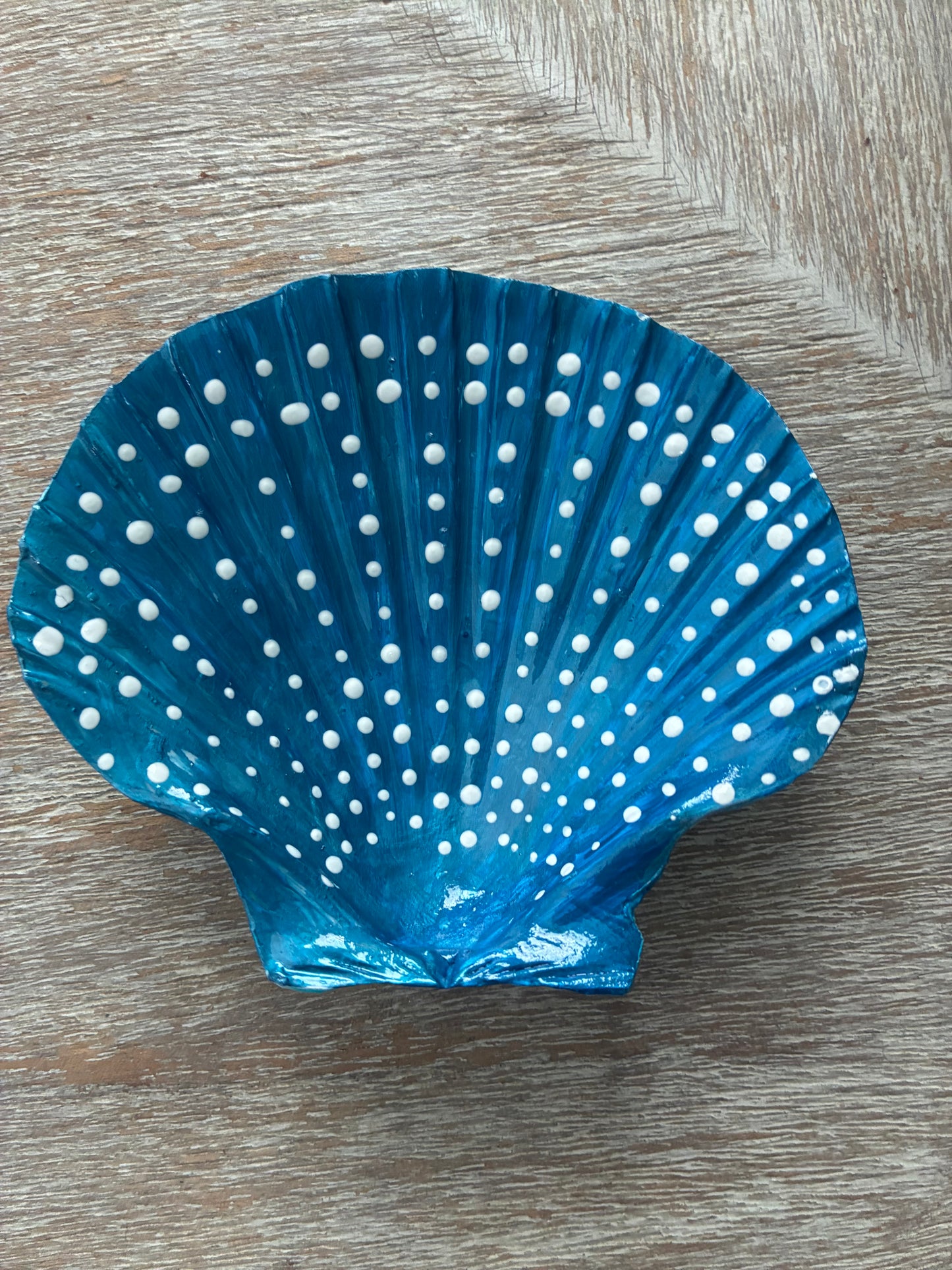 Large Scallop Shell Blues, White and Gold