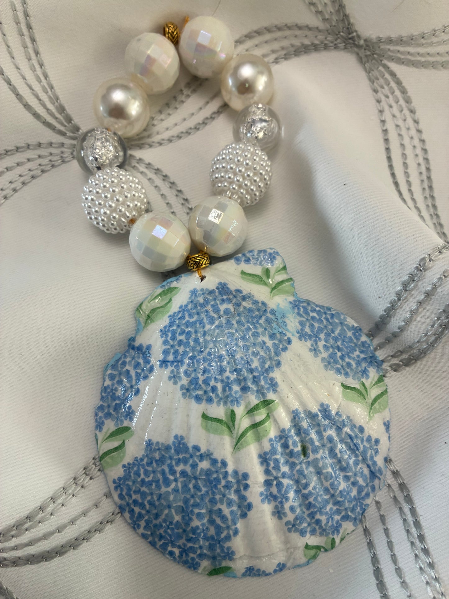Mini hanging Scallop Shell Hydrangea and Pearls
