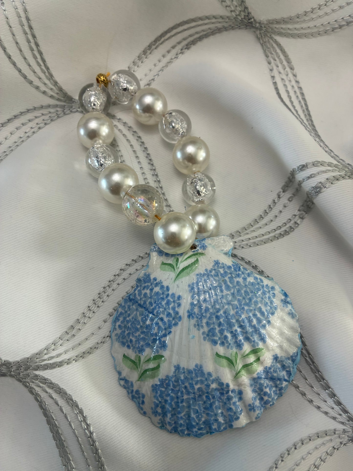 Mini hanging Scallop Shell Hydrangea and Pearls